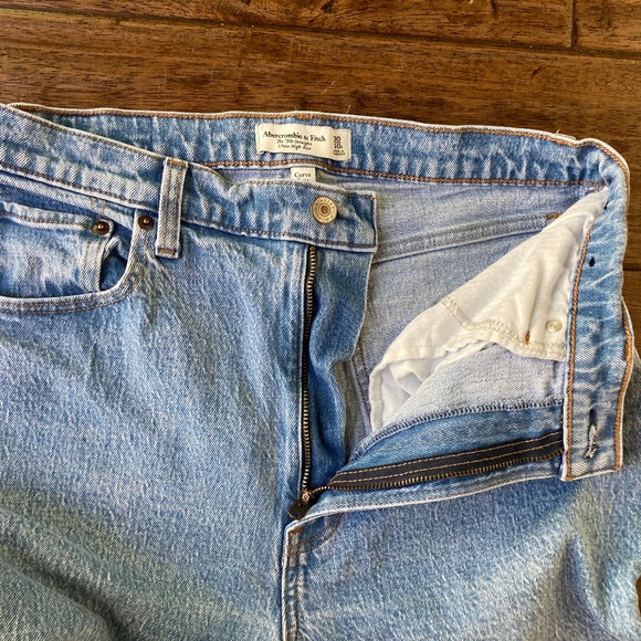 Abercrombie & Fitch The ‘90s Straight Ultra High Rise Denim Size 30/10R Raw Hem - Picture 3 of 8